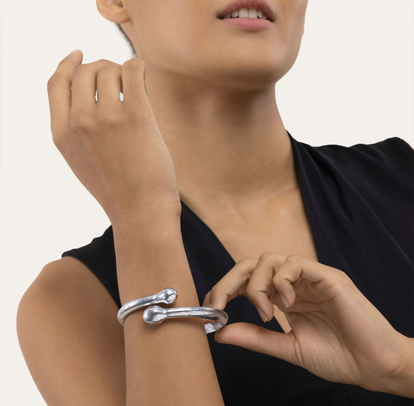 Vestopazzo Al00105 bracciale rigido 2 boules croises