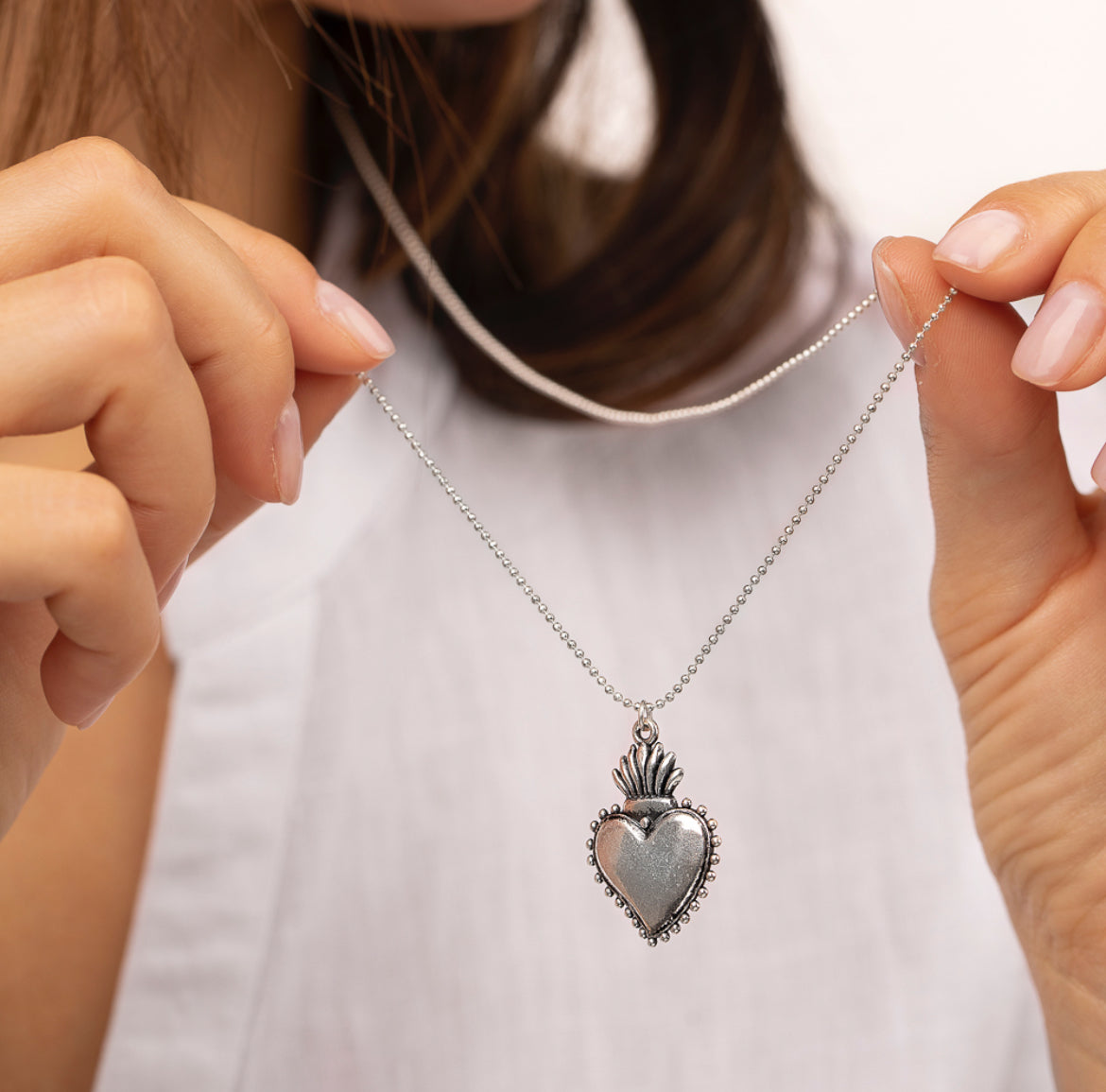 VESTOPAZZO -Collana filo corta con cuore. Chiusura regolabile. Realizzata a mano in alluminio 100% riciclato VESTOPAZZO -Collana filo corta con cuore. Chiusura regolabile. Realizzata a mano in alluminio 100% riciclato