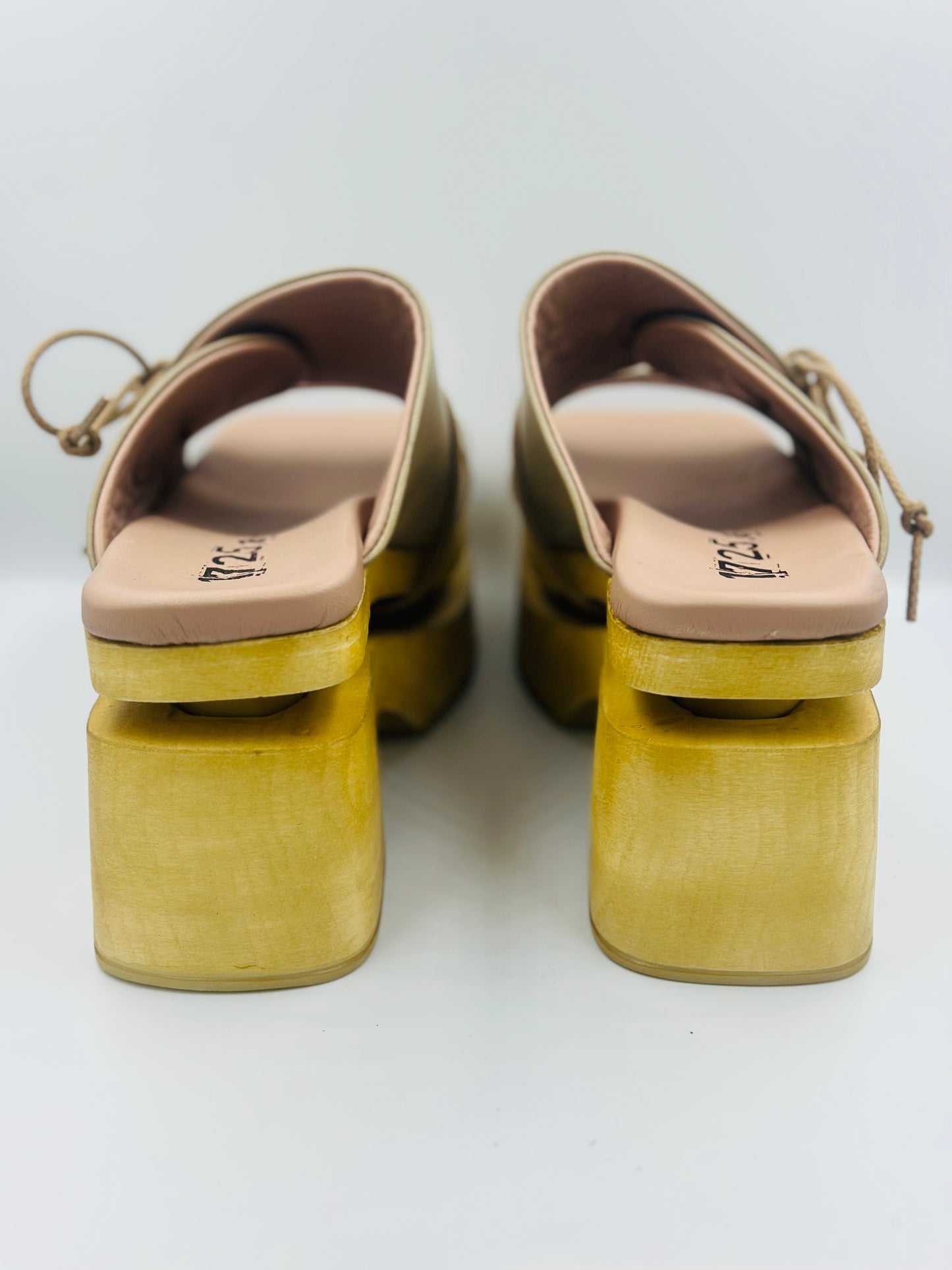 1725.a Kite05 Kate sandal (only 40)